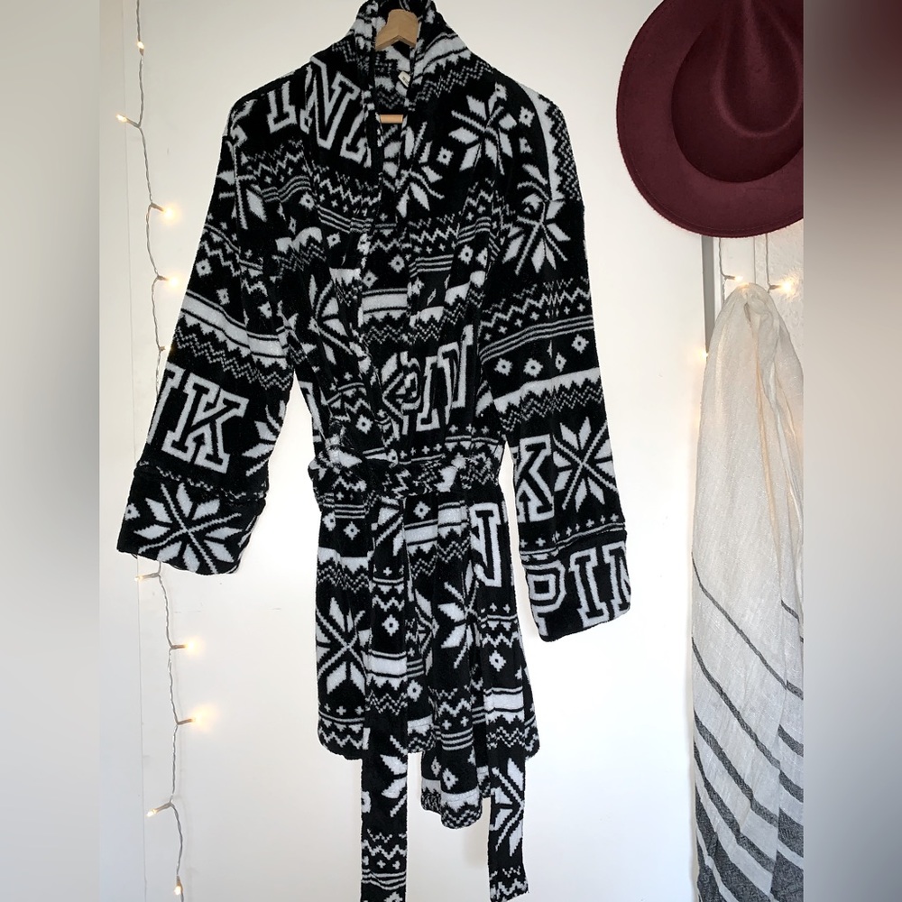 🛁Pink by Victoria Secret black/white robe